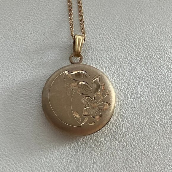 Vintage 1/20 - 12 k Gold Fill Floral Locket Necklace & 18” Chain. - Picture 1 of 8
